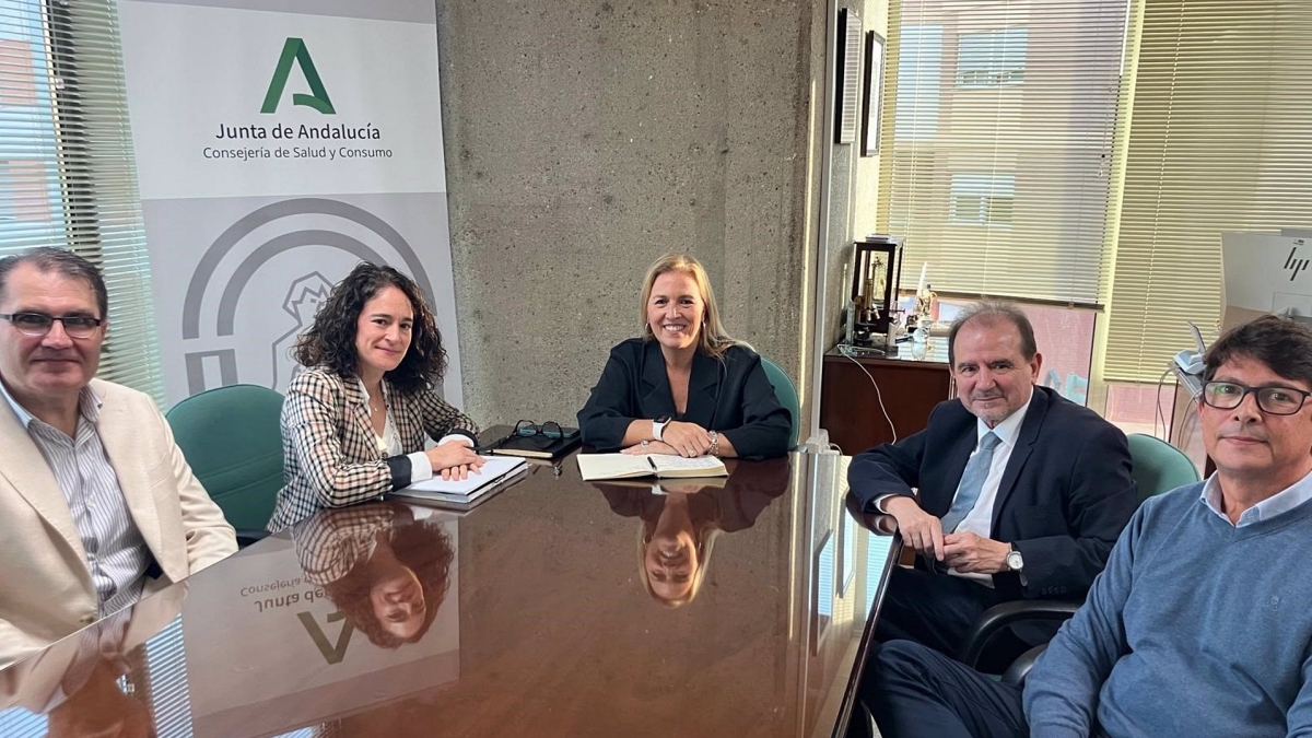 La delegada provincial de Salud, Eva Pajares (centro), durante el encuentro mantenido con responsables del CTTC