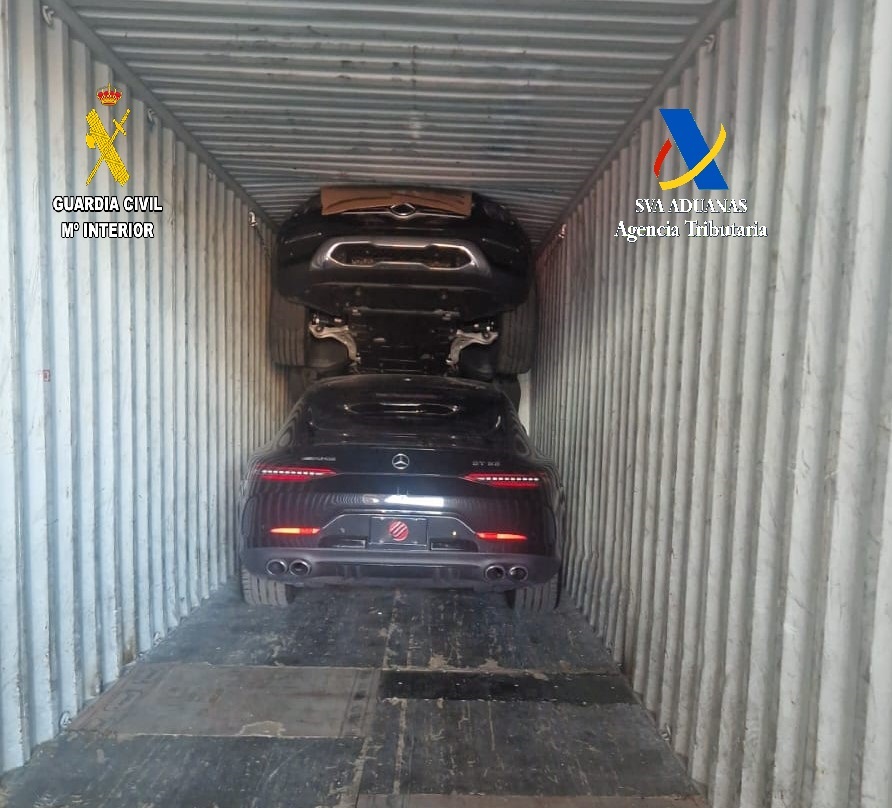 Algunos de los coches interceptados en contenedores