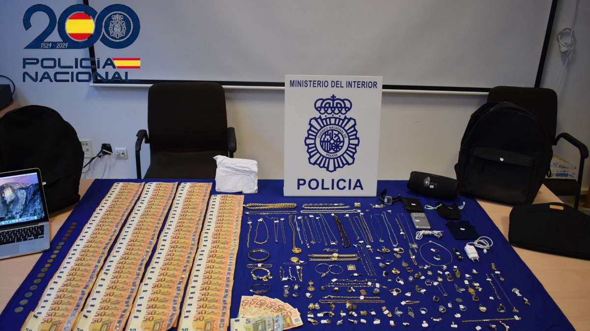 Dinero, joyas y artículos sustraidos por este joven que llegó a Algeciras procedente de Melilla