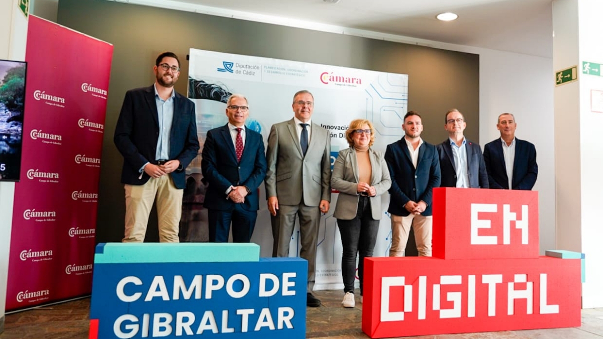 Responsables políticos e institucionales antes del inicio de la cita