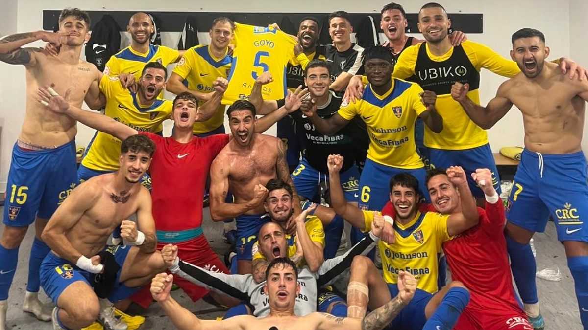 El Orihuela celebra el triunfo logrado en los vestuarios del nuevo estadio linense