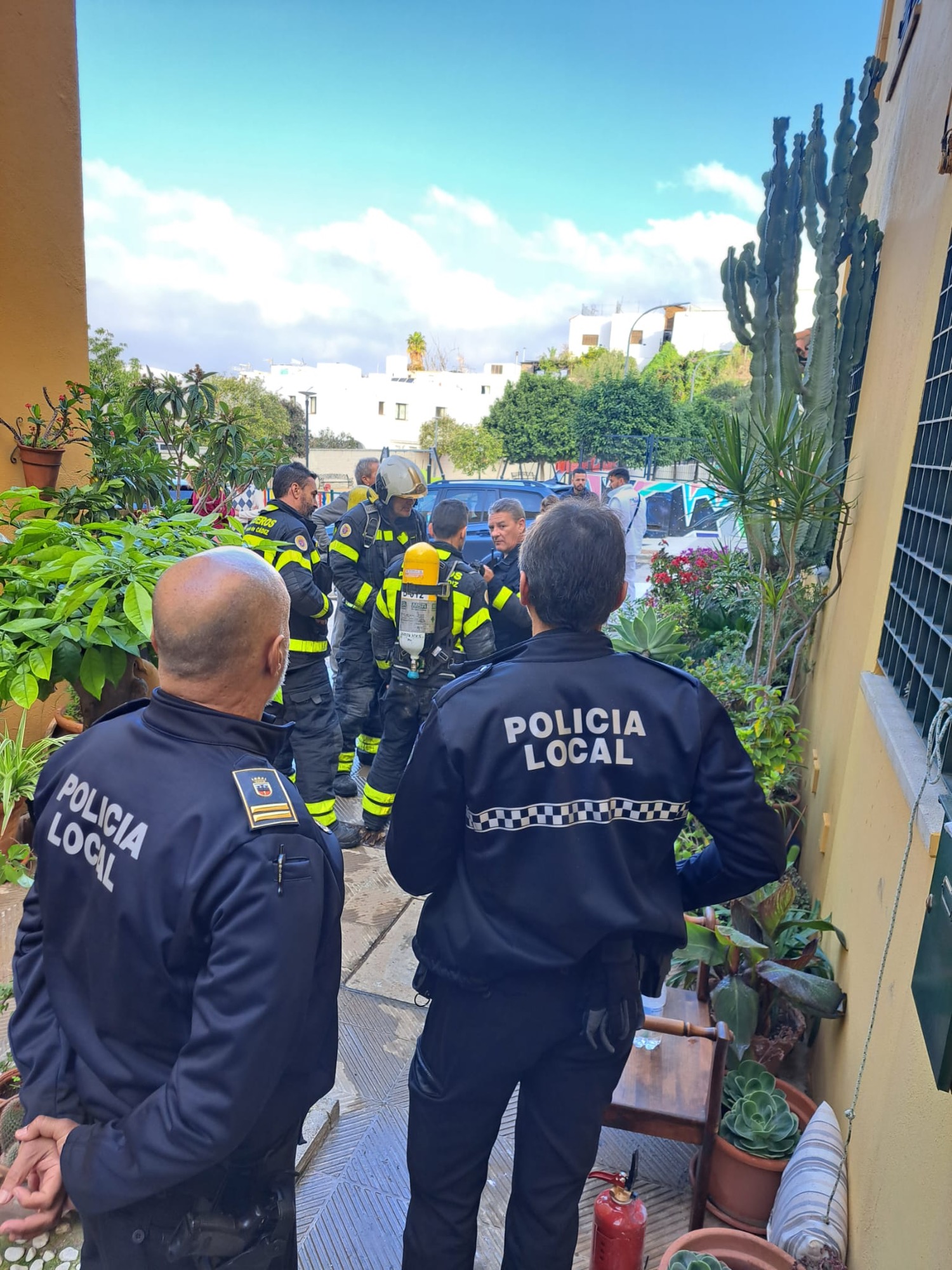 Agentes de la Policía Local y Bomberos, en el lugar de los hechos