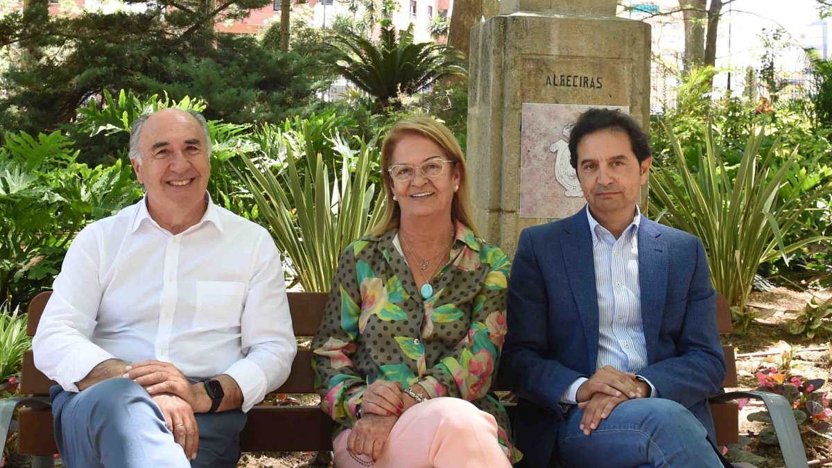 Lara (d), junto a la concejala Juana Cid y el alcalde de Algeciras, José Ignacio Landaluce 