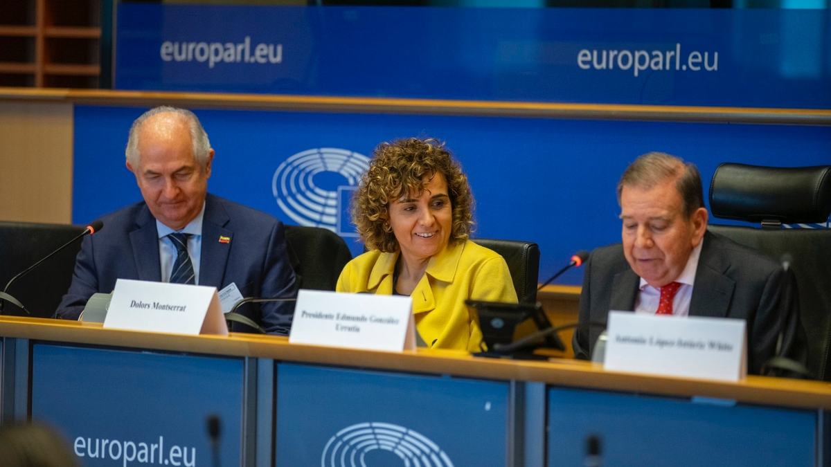 Montserrat (c), durante la recepción en el Parlamento Europeo a Edmundo González (d) en el Parlamento Europeo