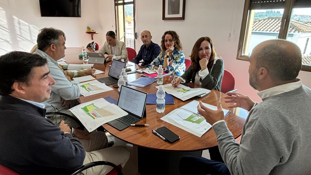 El alcalde, Miguel Alconchel, junto a los responsables de Guadacorte SA, en la reunón mantenida