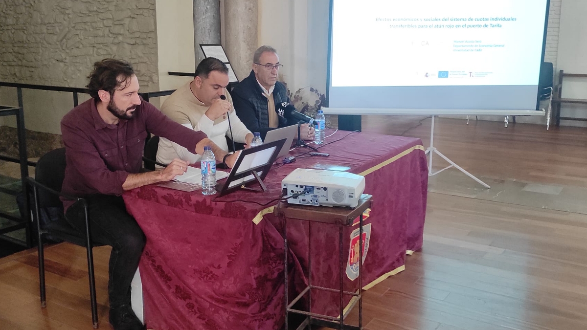 Manuel Suárez (centro), acompañado por el alcalde, Pepe Santos (d), durante la cita de este jueves