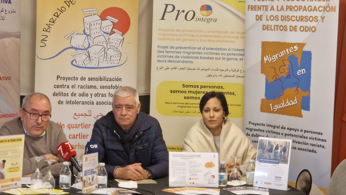 Mena (en el centro), durante la presentación del balance