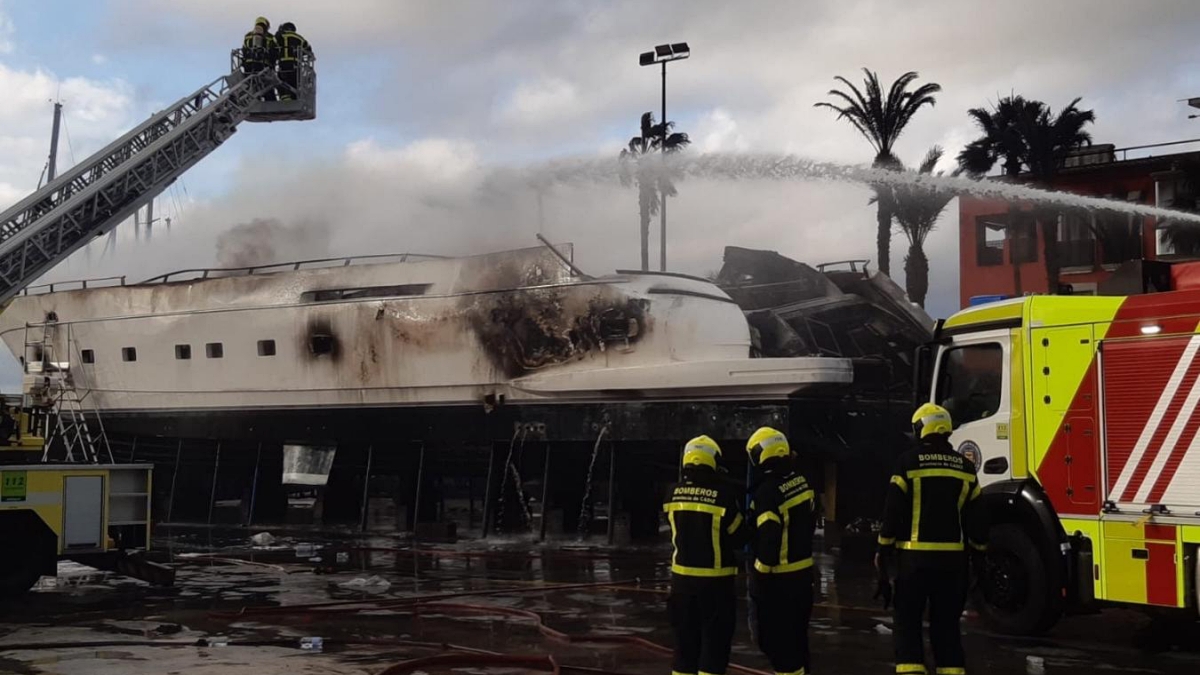 Labores de refresco de los bomberos durante esta mañana de martes