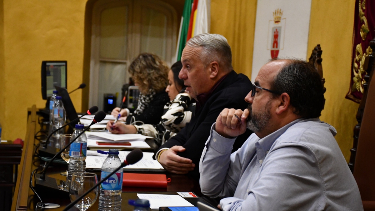 Ruiz Boix, en el centro, durante el primer pleno del Ayuntamiento de San Roque
