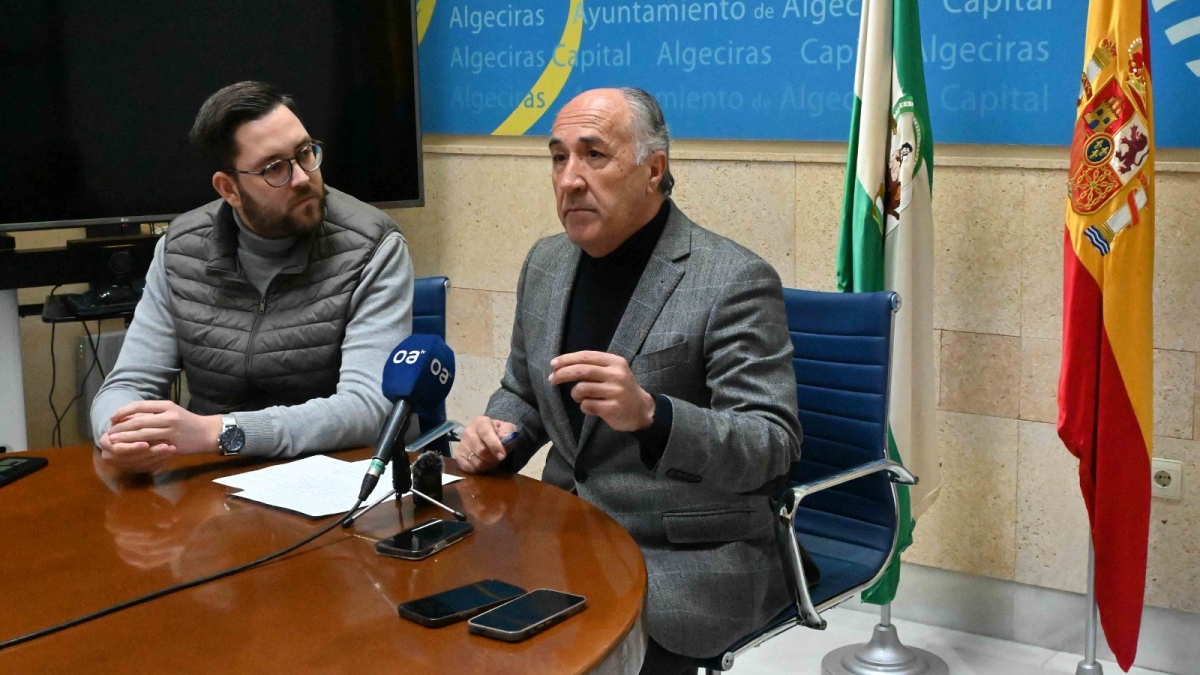 El concejal Álvaro Márzquez (i) escucha al alcalde, José Ignacio Landaluce