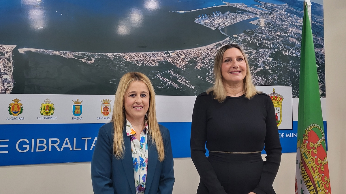 May Gallego (i), junto a Susana Pérez, presidenta de Mancomunidad