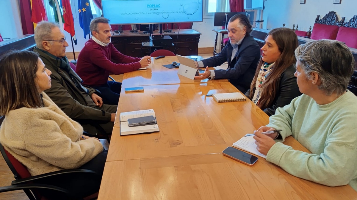 Responsables municipales escuchan con atención las explicaciones del director del laboratorio valenciano, que hoy ha visitado la ciudad