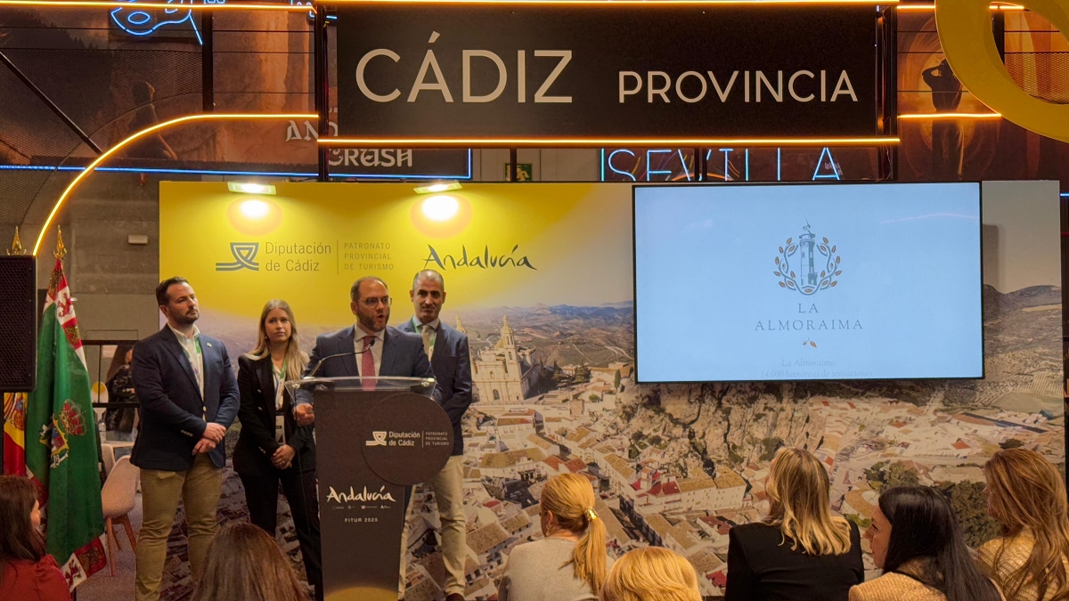 Adrián Vaca, alcalde de Castellar, muestra los encantos de La Amoraima