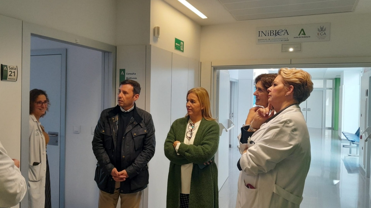 Responsables políticos de la Junta, en su visita a las nuevas dependencias del hospital linense