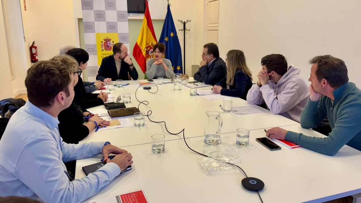 La ministra, Sira Rego, preside la reunión con los representantes de las asociaciones