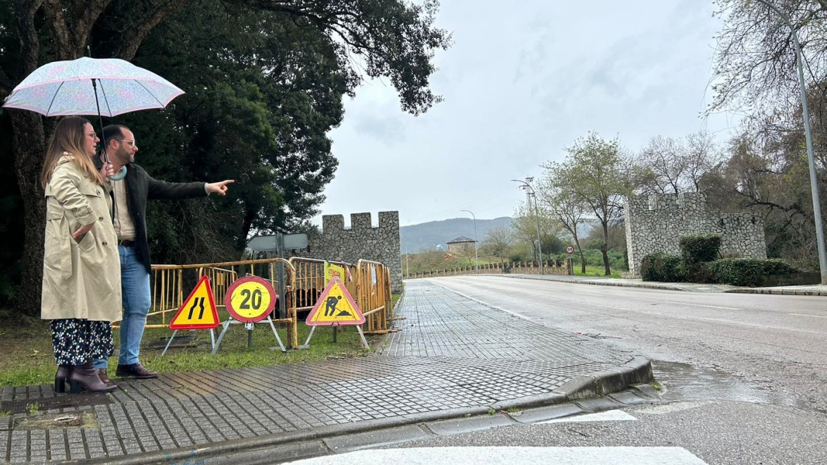 El alcalde, Adrián Vaca, y la concejal de Obras y Servicios, Tamara Trujillo, han supervisado el inicio de las obras