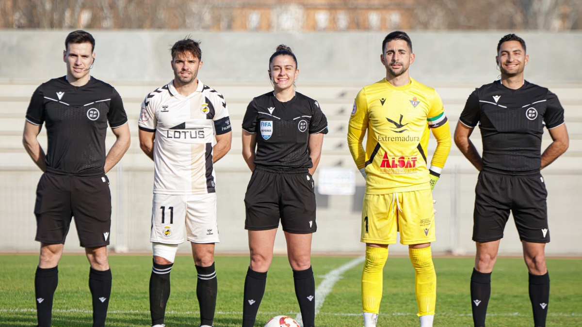 Los capitanes, con el trío arbitral