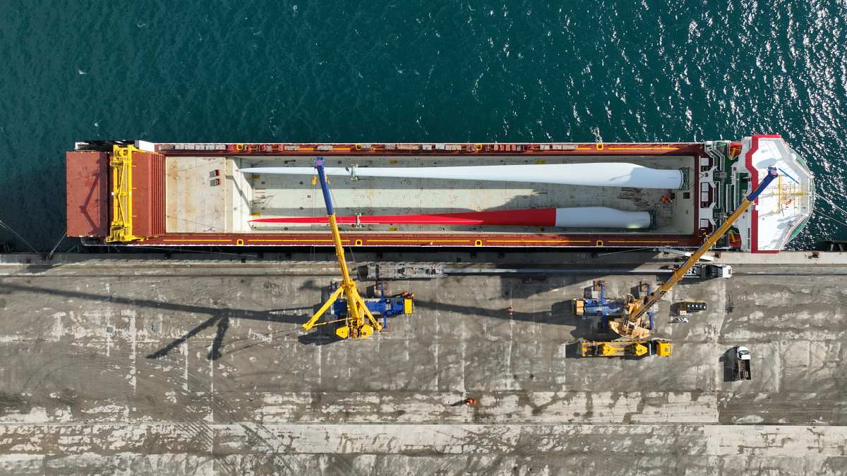 Descarga de las palas en el muelle algecireño