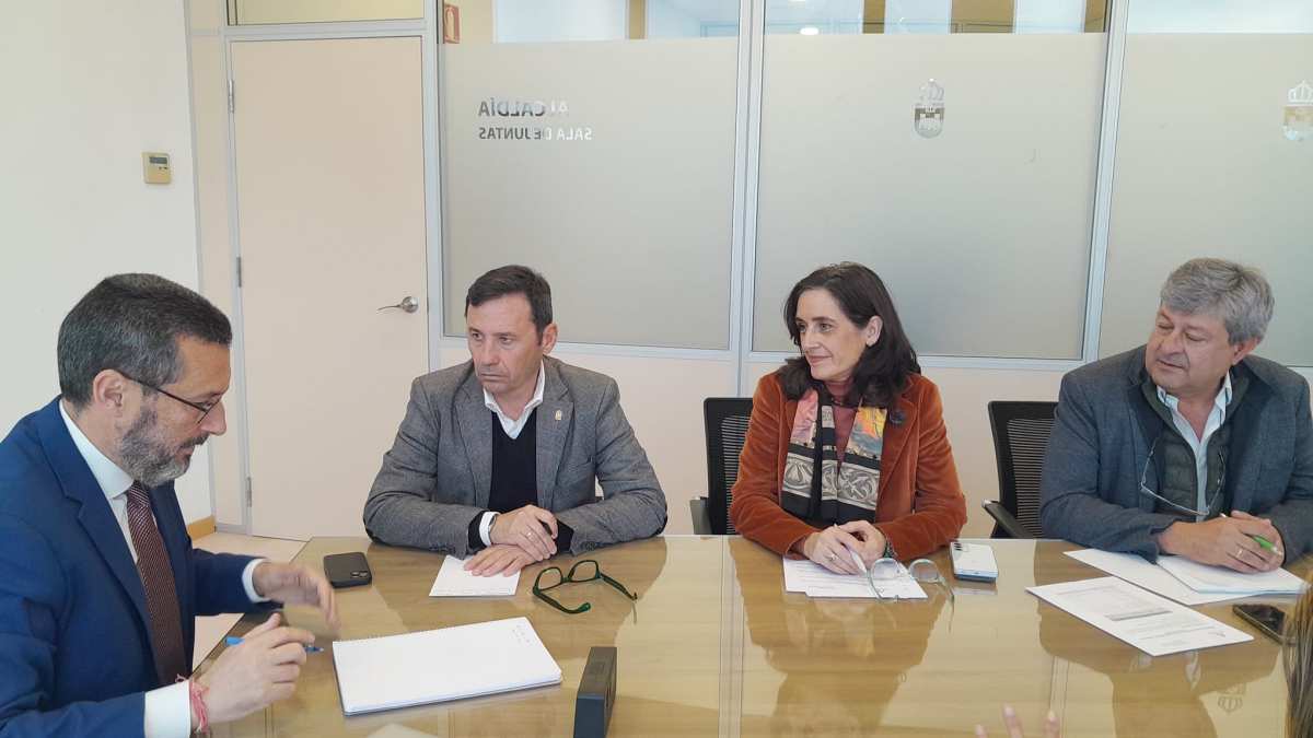 El alcalde, Juan Franco (i), junto a los representantes de la Junta de Andalucía
