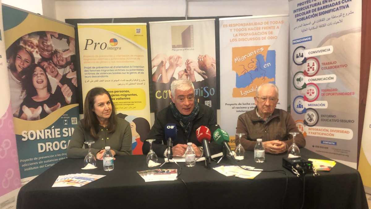 Mena, en el centro, durante la rueda de prensa de presentación
