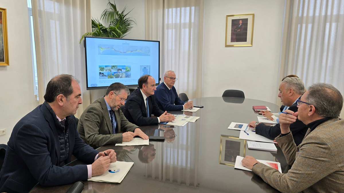 Dirigentes municipales y responsables de la APBA, durante la reunión de este miércoles