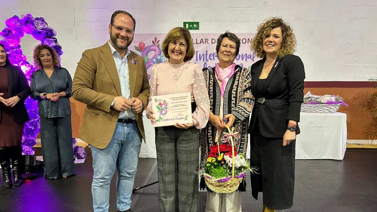 Reconocimiento público en Castellar de la Frontera a Rosa María Pérez como Mujer del año 2025 en el municipio
