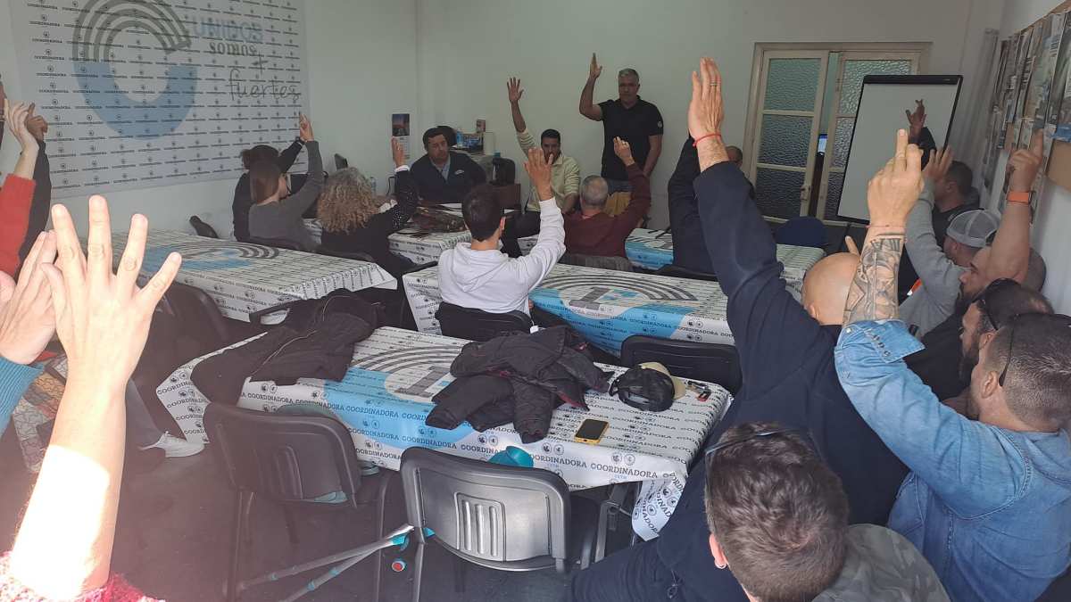 Votación de los empleados en la asamblea de este martes