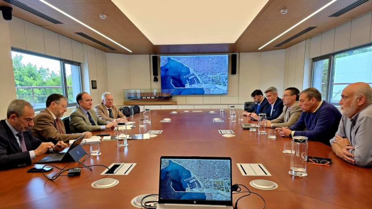 Dirigentes de la APBA (i), en el encuentro mantenido con dirigentes municipales linenses