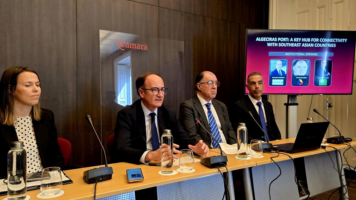 Landaluce, en el centro, ha expuesto en Madrid las potencialidades del puerto algecireño