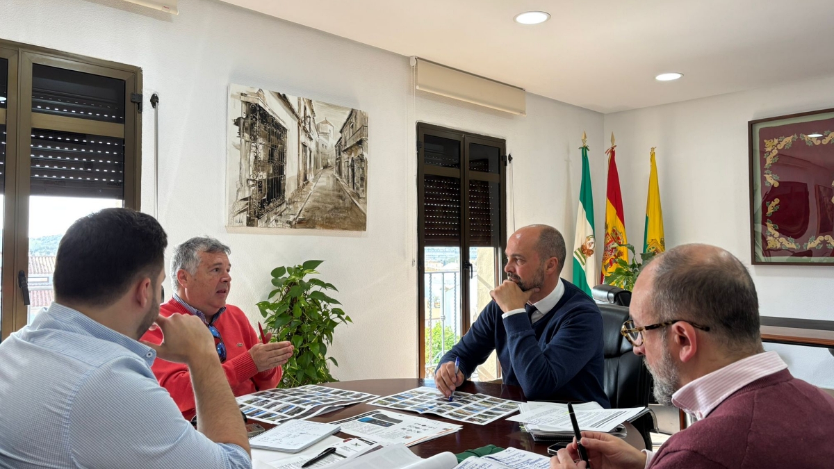 Alconchel (c), durante la reunión con los responsables de la empresa Ríos