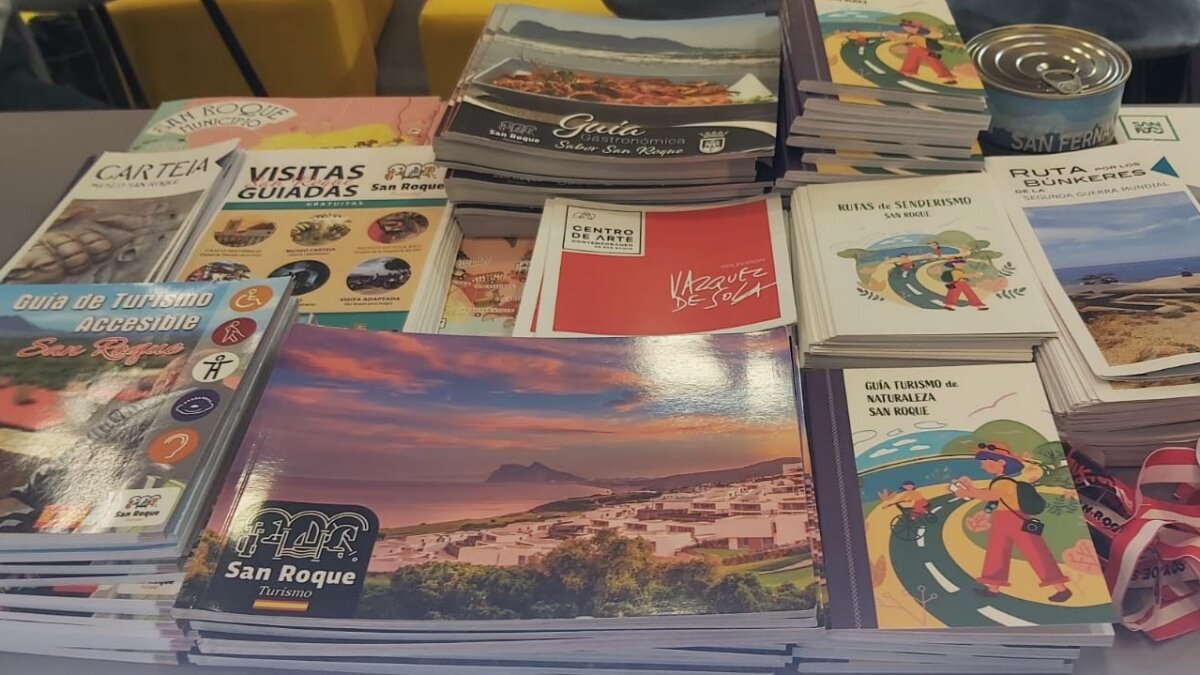 Algunos de los folletos informativos que San Roque ha repartido en la feria
