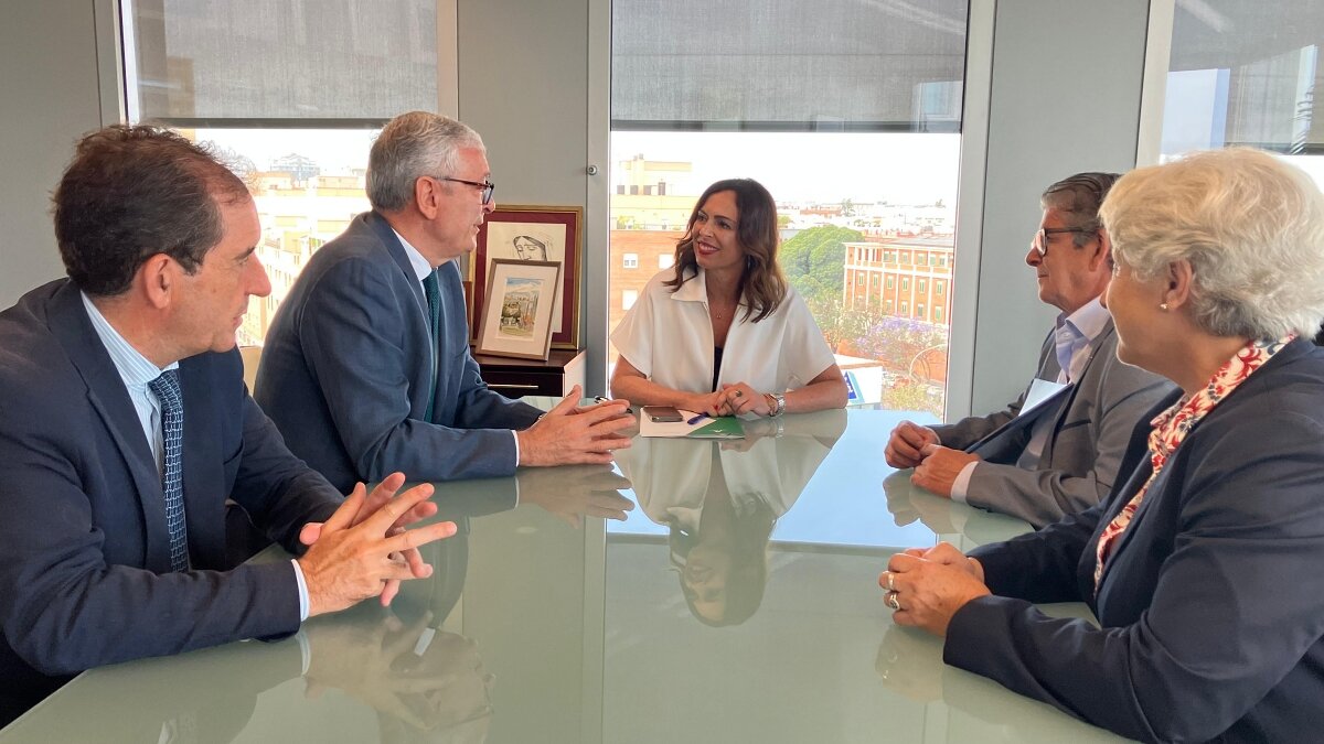 Dirigentes de la Junta, durante la reunión con los responsables de Maderas Aguillar
