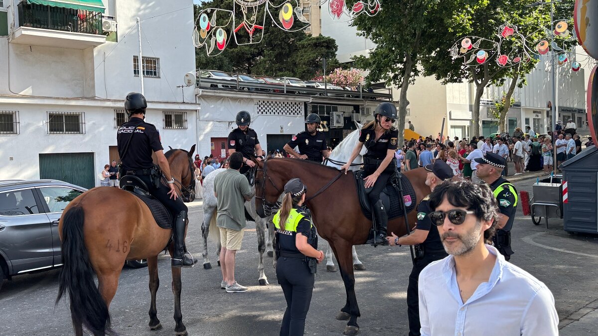 Masiva presencia de agentes de la Policía Local y Nacional
