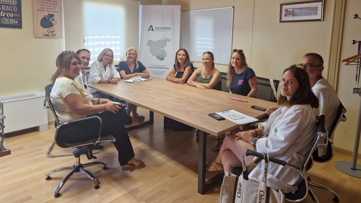 Eva Pajares (c), junto con representantes de asociaciones 