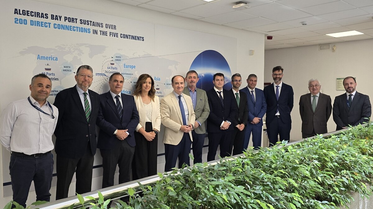 Los nuevos prácticos, junto a los responsables del ente portuario