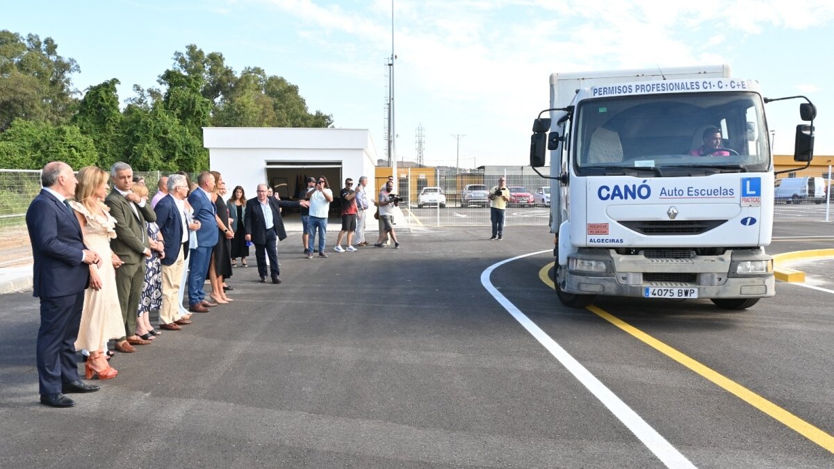 Autoridades, en la inauguración