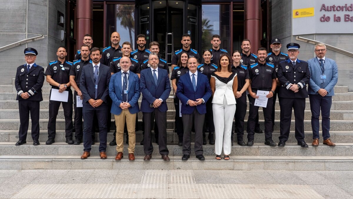 Los nuevos agentes incorporados, junto a responsables de la APBA 