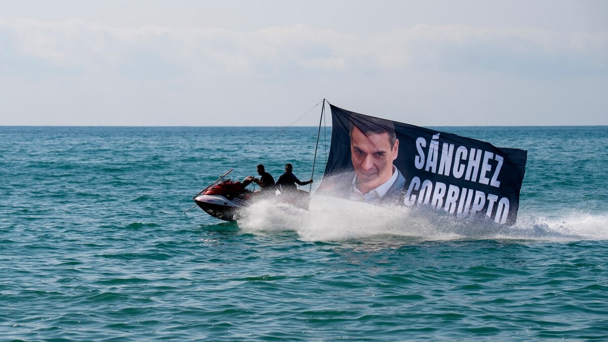 La pancarta de la plataforma en una acción por mar llevada a cabo en la costa española en días pasados 