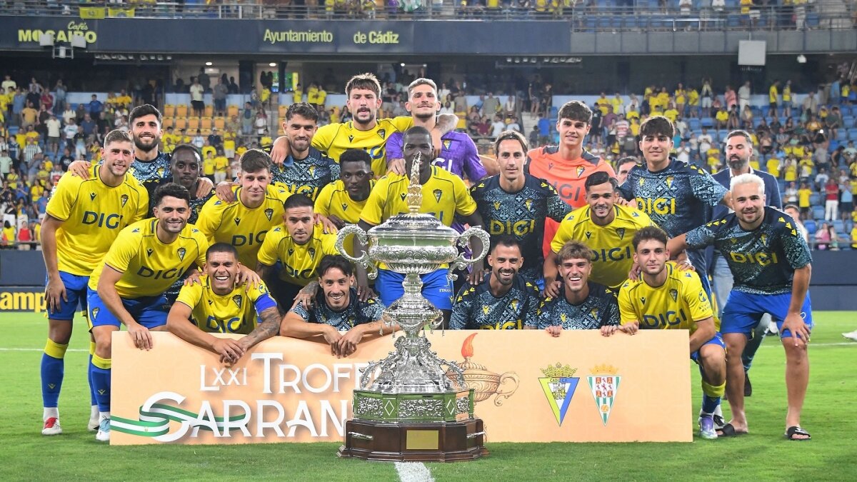 Jugadores del Cádiz con el trofeo alcanzado