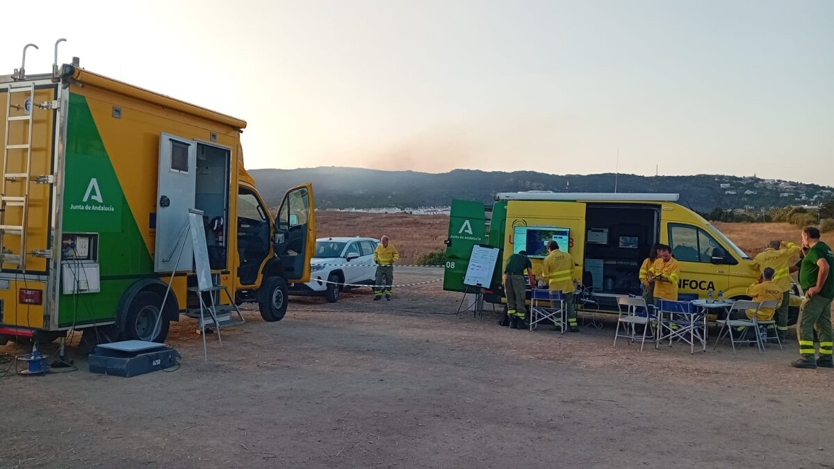 El Infoca sigue con sus medios desplegados en la zona, trabajando a desatajo, durante el día y la noche