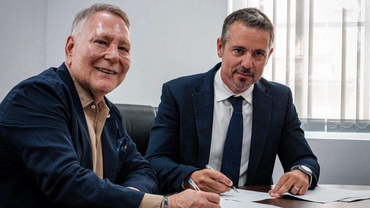 Colindres yMartinez, durante la firma del acuerdo
