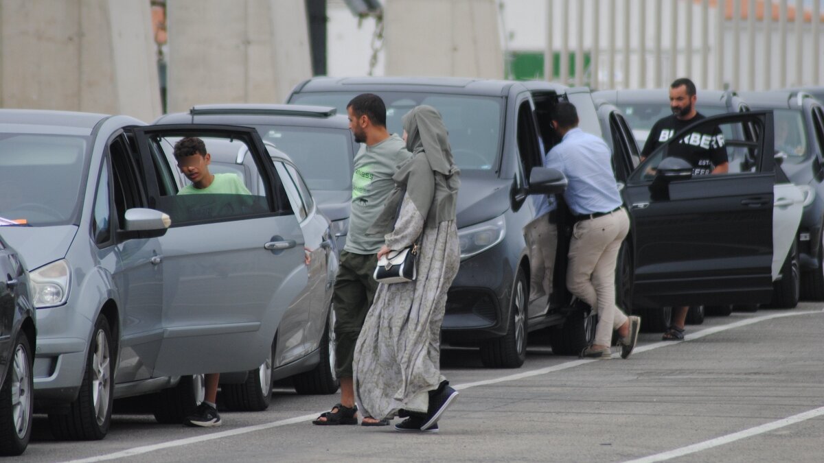Pasajeros y vehículos antes de embarcar en el puerto de Tarifa