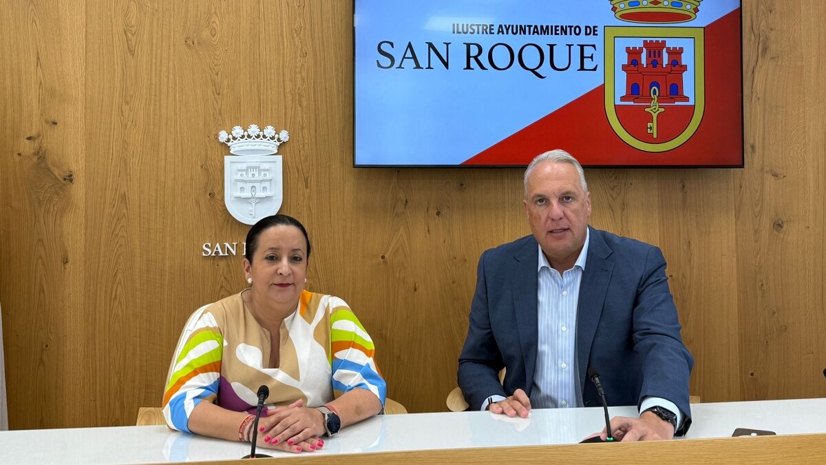 Concejala y alcalde, durante el balance ofrecido