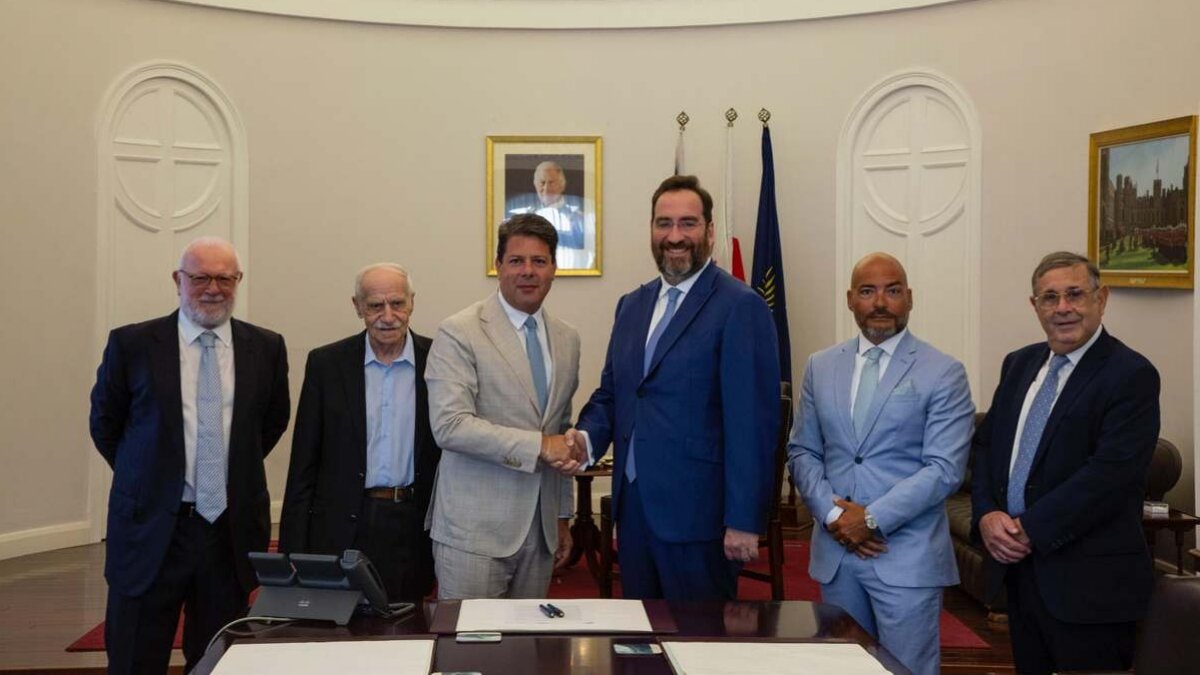 Tony Provasoli (Hassans), Joe Bossano, Fabián Picardo, K.  Sokolov (Pelagos), C.J.A. Ryan (Pelagos), James Levy (Hassans)