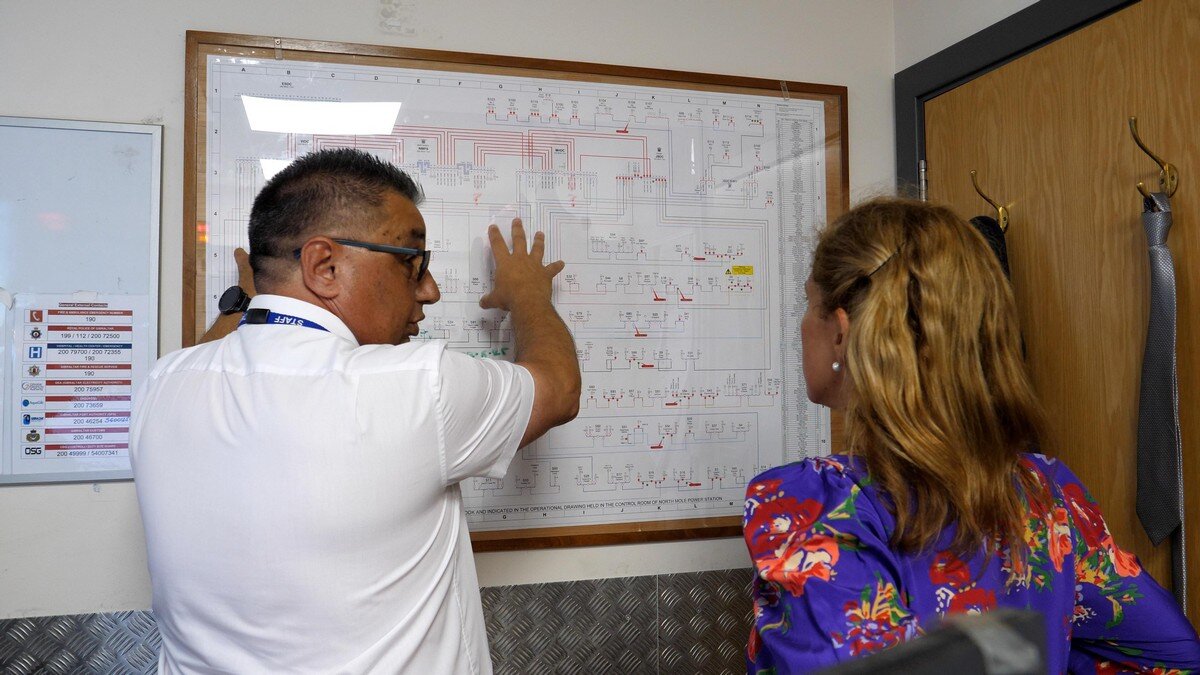 La Ministra Gemma Arias-Vásquez, en la central eléctrica - 2