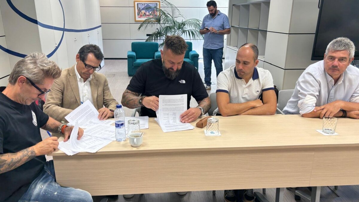 Algunos de los actores de la firma del acuerdo de este miércoles 