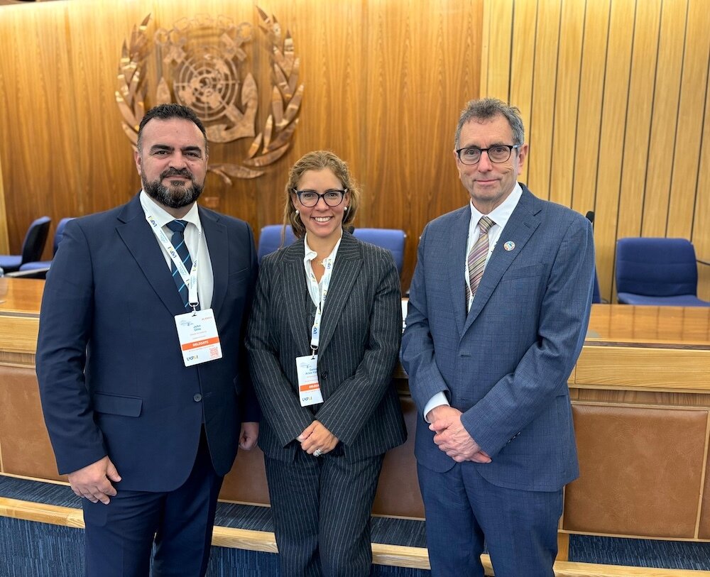John Ghio, Gemma Arias-Vasquez y Llewellyn Bankes-Hughes, cofundador de la London International Shipping Week