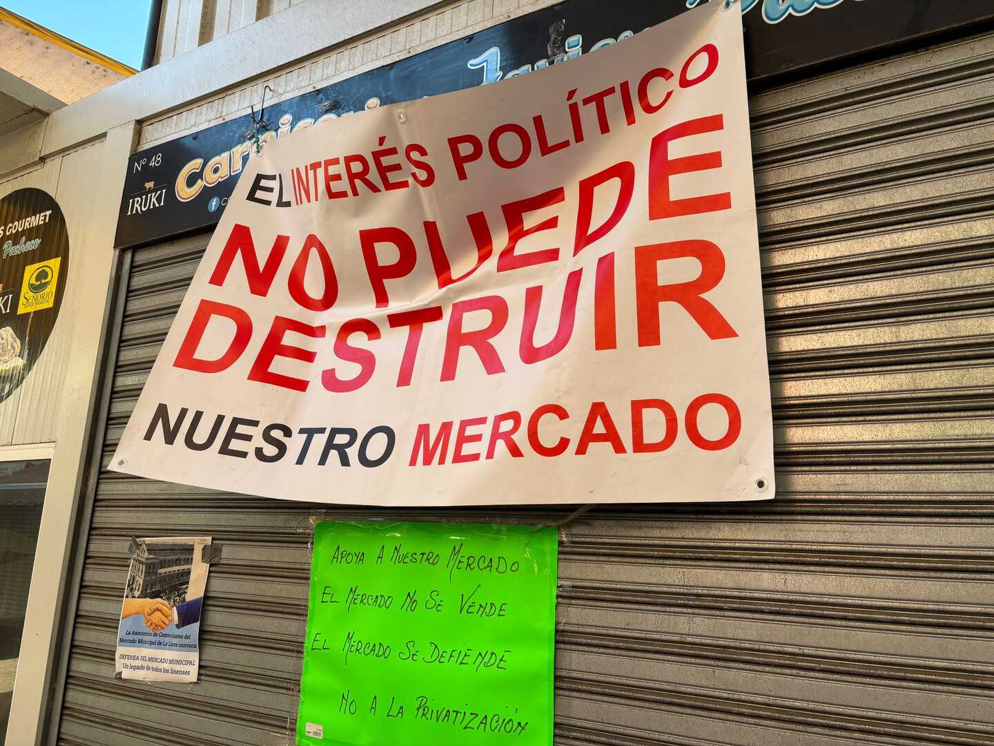 Carteles colocados en el mercado provisional