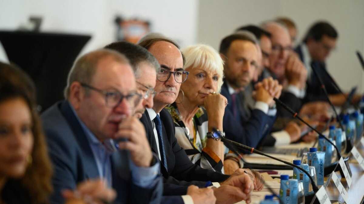 Gerardo Landaluce, junto a Teófila Martínez, en el encuentro de Almería