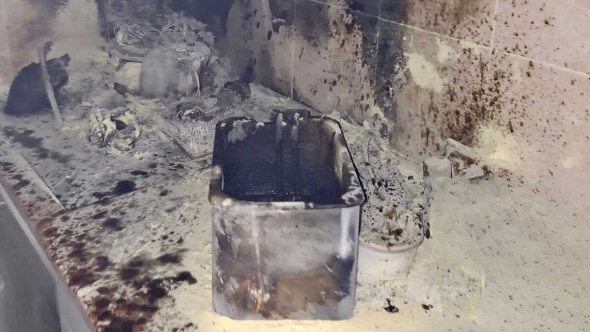 La freidora de aire totalmente calcinada en la cocina